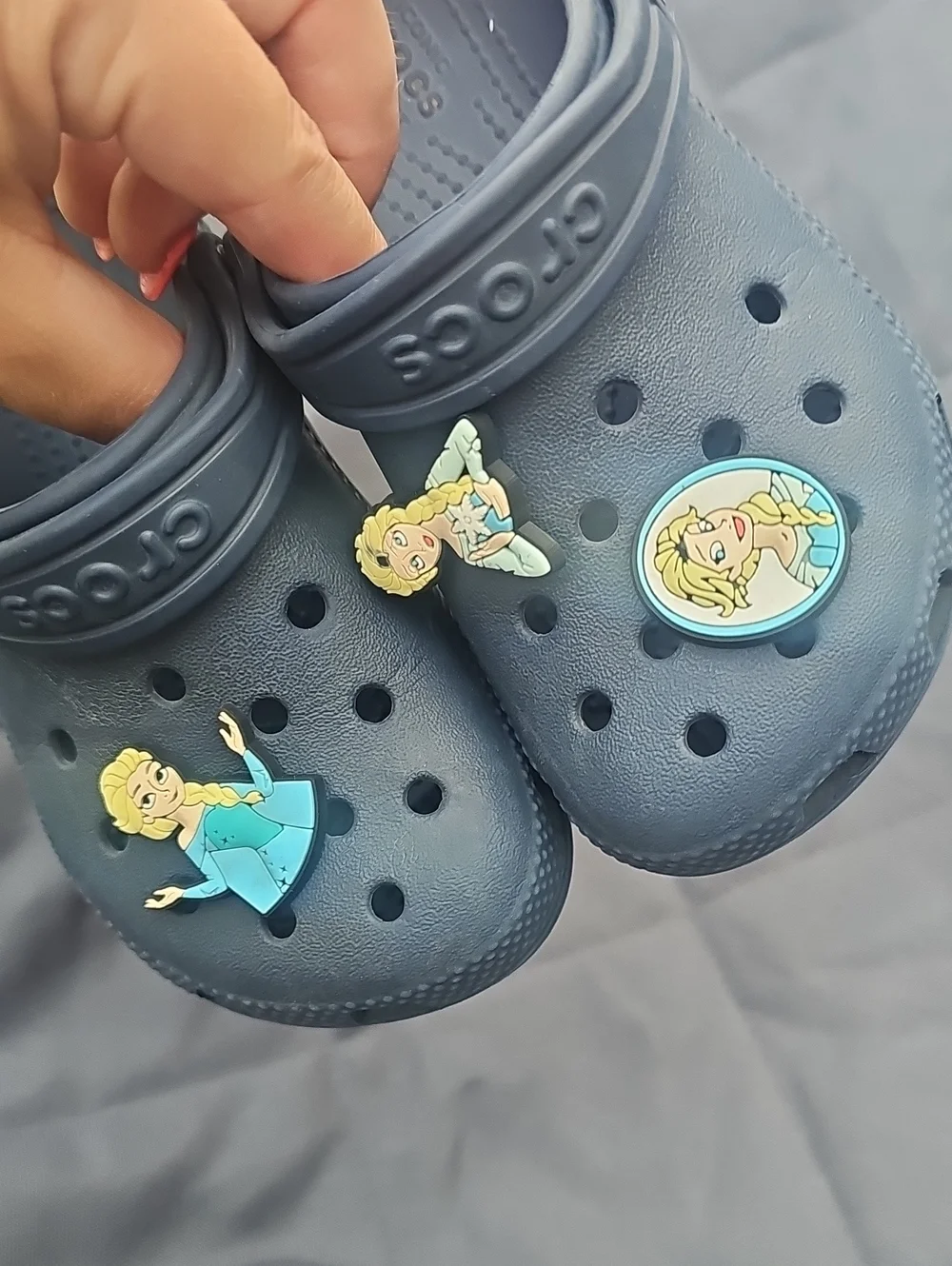 CROCS Navy Blue Kids Clog Sandals with Frozen Elsa Charms O5